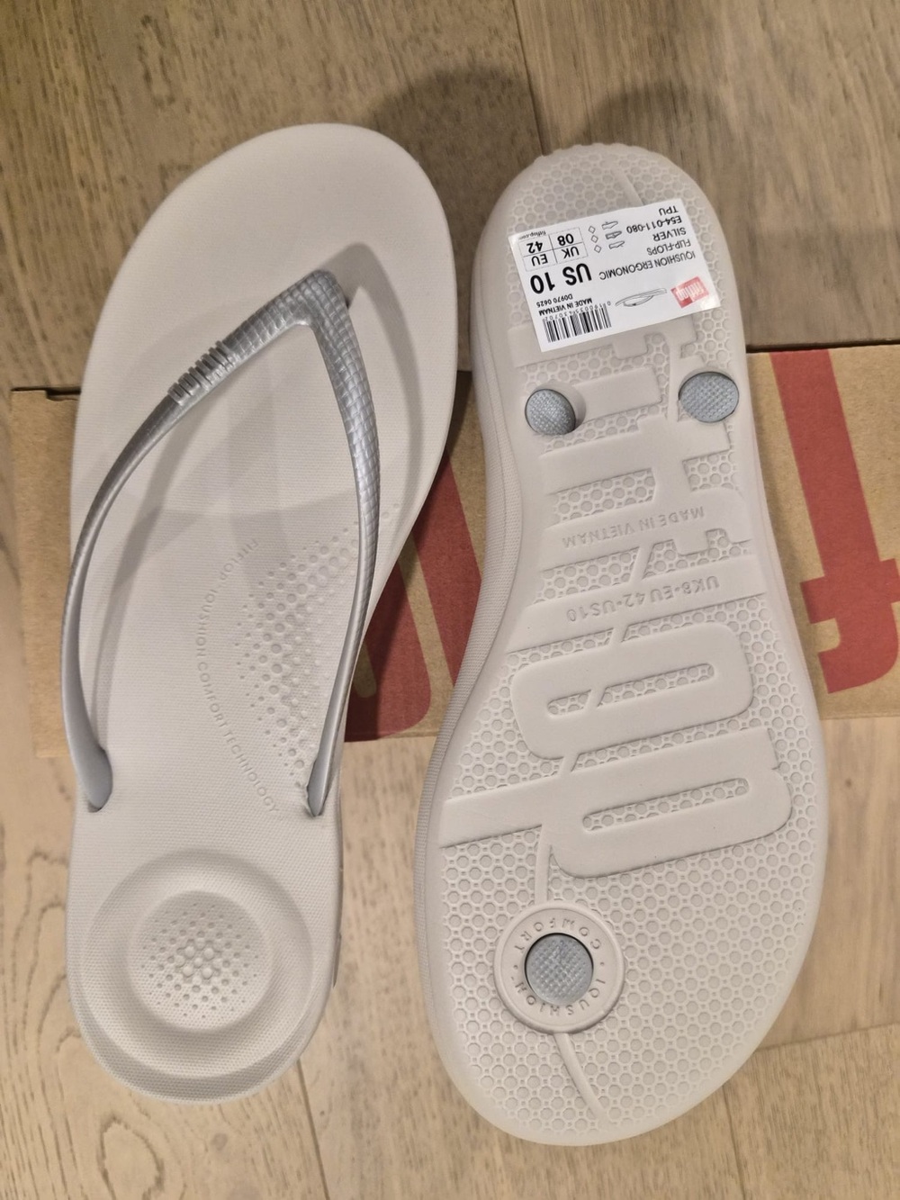 Fitflop Silver and White Cushioned Flip Flops - Size 10